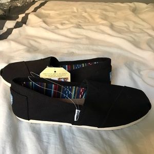 TOMS Women’s slip ons